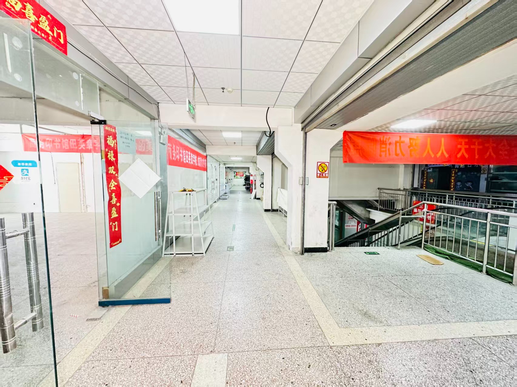 西大街引入人工智能技术应用场景，推动AI与商业、零售、电商、企业服务等领域融合发展。